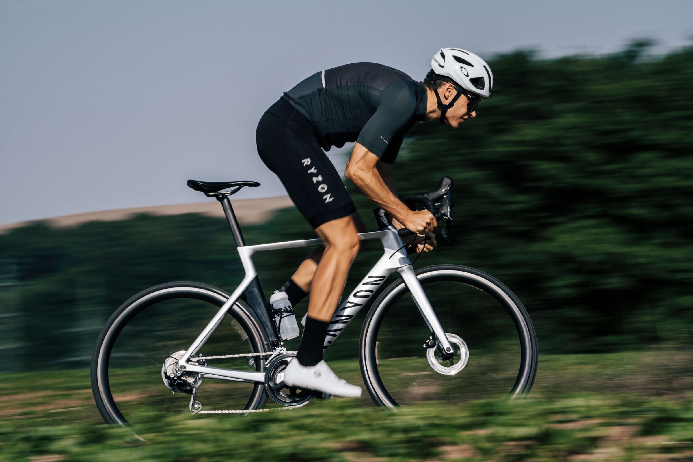 Rennradfahrer in voller Fahrt